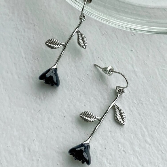 Flower Drop Earrings Black Silver - Picture 3 of 6